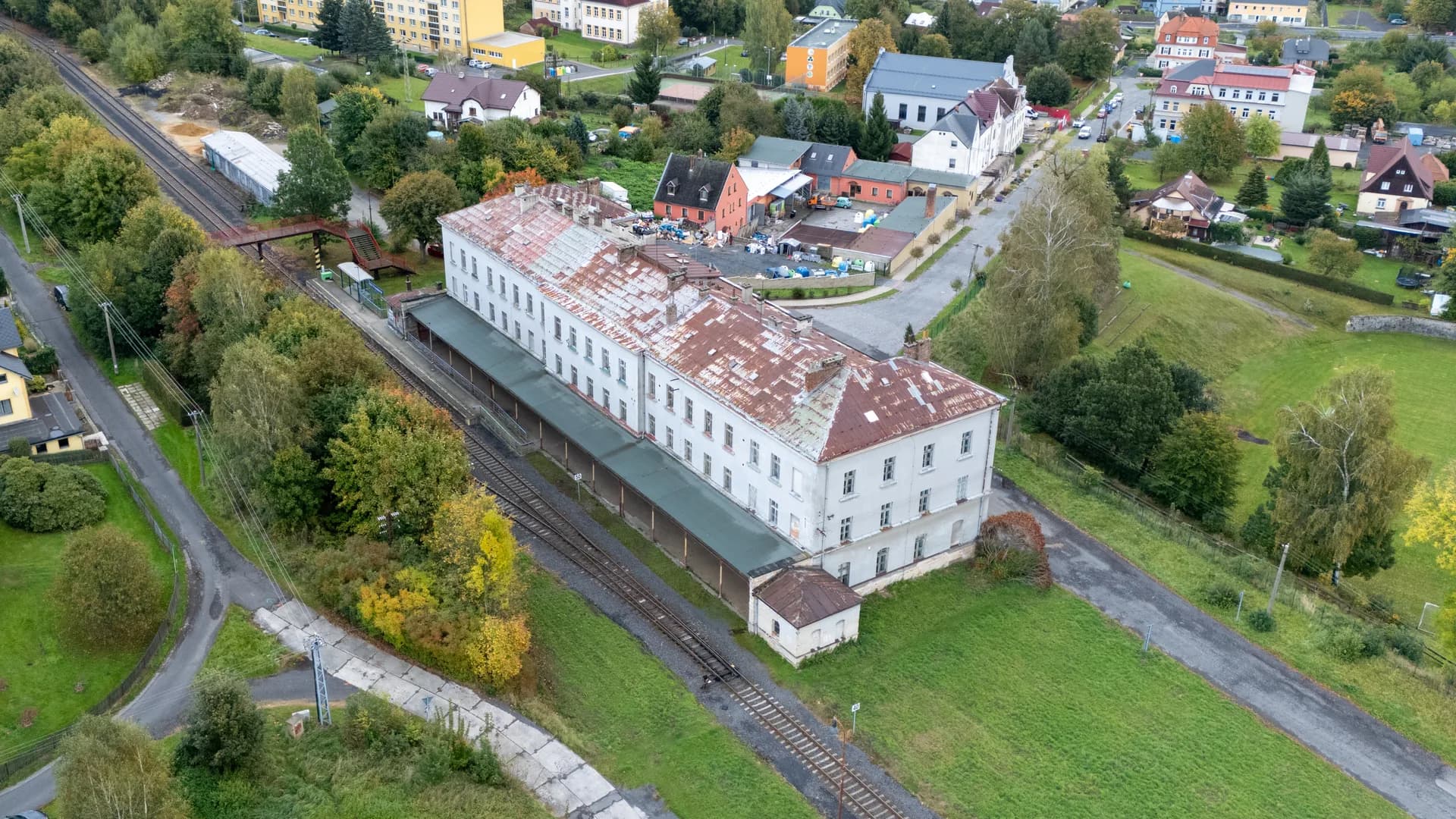 Skutečný letecký pohled na budovu se stávající střechou a fasádou