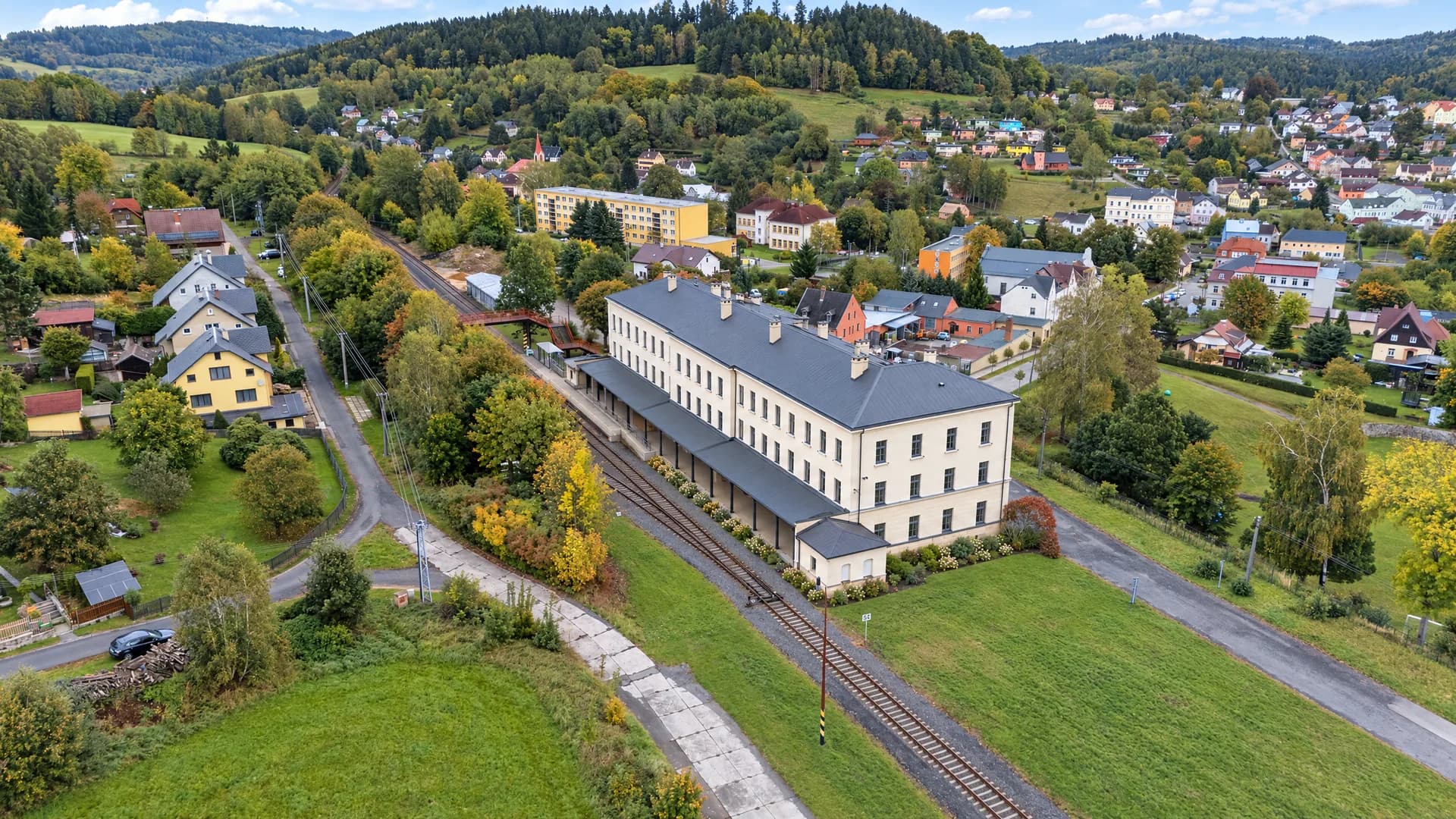 Vizualizace možné obnovy budovy v Dolní Poustevně a okolní krajina